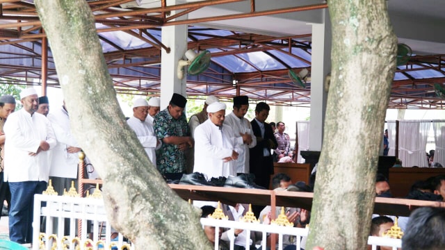 Habib Rizieq saat salat Zuhur berjamaah. (Foto: Aldis Tannos/kumparan)