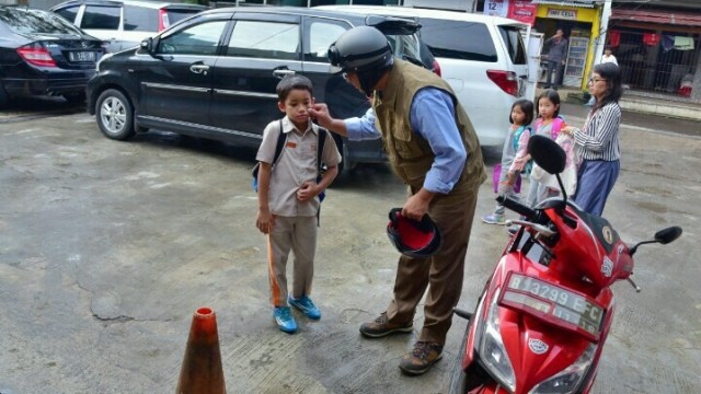 Anies Baswedan mengantar anak ke sekolah. (Foto: Dok. Tim Anies Baswedan)