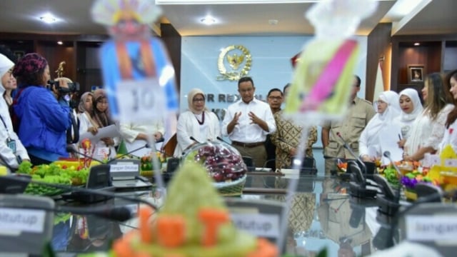 Anies Baswedan menjadi juri lomba masak. (Foto: Dok. Tim Anies Baswedan)