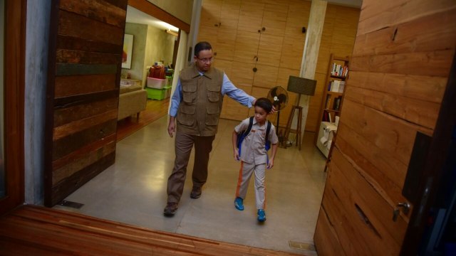 Anies & anaknya bersiap-siap menuju sekolah. (Foto: Dok. Tim Anies Baswedan)