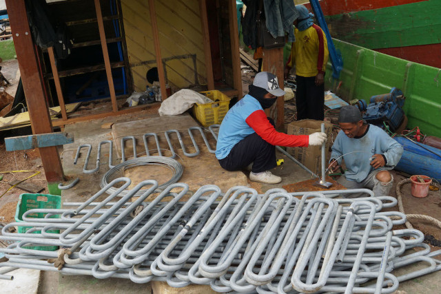 Nelayan membuat konstruksi kapal (Foto: Aditia Noviansyah/kumparan)