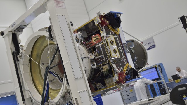 Pembuatan satelit di pabrik Thales Alenia Space. (Foto: Puspa Perwitasari/Antara)