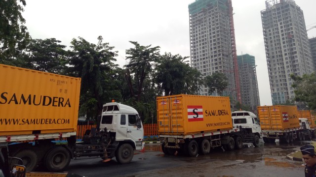 Truk-truk logistik. (Foto: Novan Nurul Alam/kumparan)