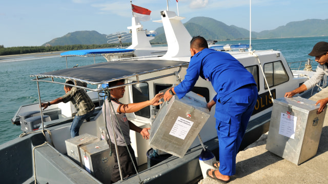 Pengapalan logistik pilkada ke kapal patroli. Foto: Ampelsa/Antara