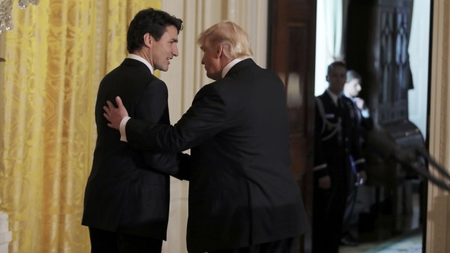 Justin Trudeau dan Donald Trump bersalaman. (Foto: Carlos Barria/Reuters)