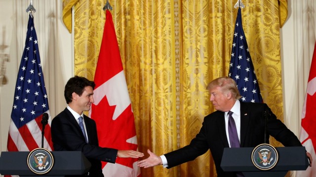 Justin Trudeau dan Donald Trump bersalaman. (Foto: Kevin Lamarque/Reuters)