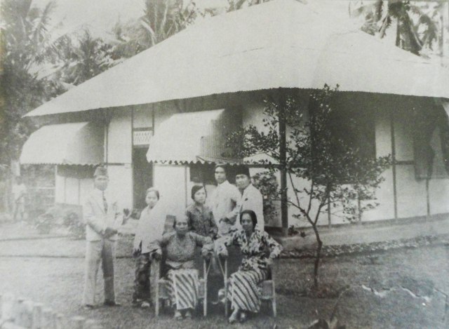 Soekarno dan Keluarga Inggit (Foto: Wikimedia Commons)