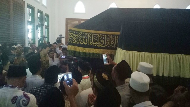 Ahok ziarah ke makam Mbah Priuk (Foto: Akbar Ramadhan/kumparan)