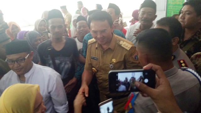 Ahok menyapa warga di sekitar makam Mbah Priuk (Foto: Akbar Ramadhan/kumparan)