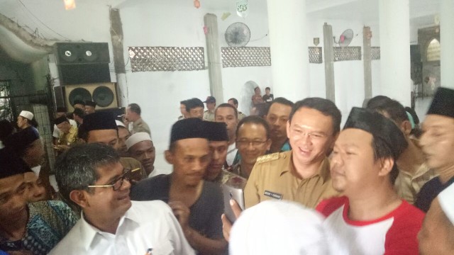 Warga meminta foto bersama Ahok. (Foto: Akbar Ramadhan/kumparan)