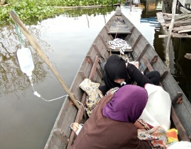 Membantu persalinan di atas ces (Foto: Dokumentasi Pribadi)