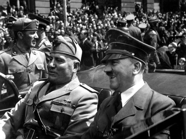 Benito Mussolini (kiri) dan Hitler (kanan) (Foto: Wikimedia Commons)