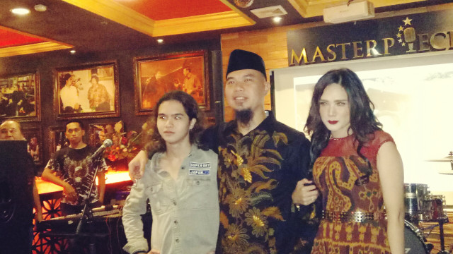 Ahmad Dhani ditemani Mulan dan Dul. (Foto: DN. Mustika Sari/kumparan)