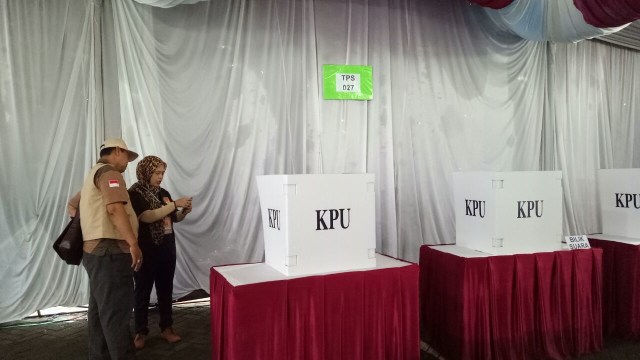 KPU di TPS 027, tempat Megawati mencoblos. Foto: Aprilandika Pratama/kumparan