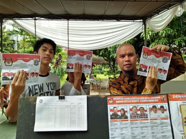 Ahmad Dhani dan keluarga di TPS 24 (Foto: Prabarini Kartika/kumparan)