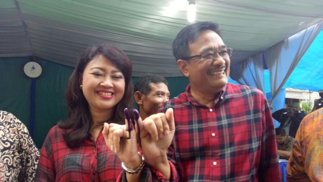 Djarot dan istri seusai mencoblos. (Foto: Nadia Jovita/kumparan)