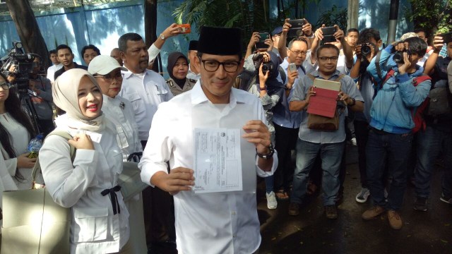 Sandiaga Uno hendak mencoblos di TPS. (Foto: Akbar Ramadhan/kumparan)