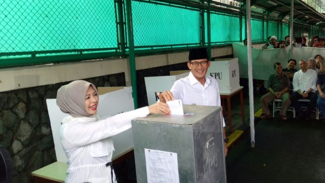 Sandi dan Istri usai mencoblos (Foto: Akbar Ramadhan/kumparan)