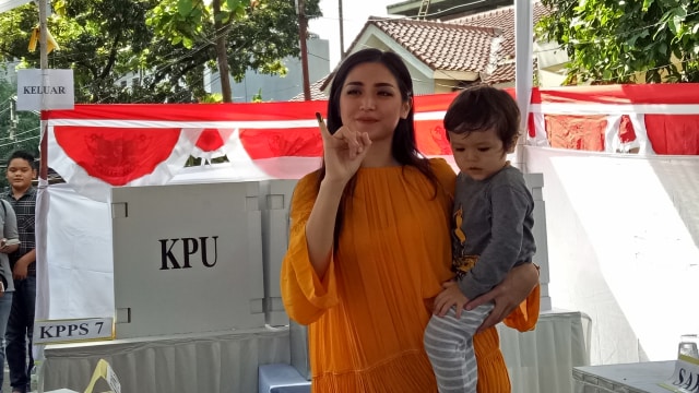 Jessica Iskandar bersama anaknya di TPS 22. (Foto: Prabarini Kartika/kumparan)