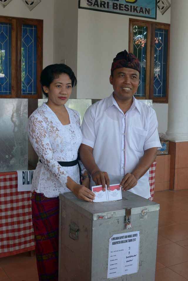 Dewa Nyoman Sukrawan dan istri (Foto: Nyoman Budhiana/Antara)