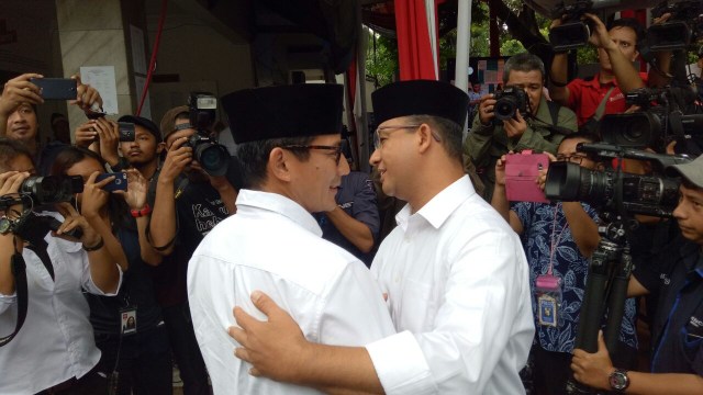 Anies dan Sandi bertemu di posko pemenangan. (Foto: Akbar Ramadhan/kumparan)