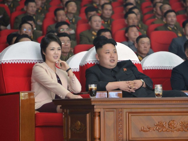 Ri Sol Ju (kiri depan). Foto: REUTERS/KCNA