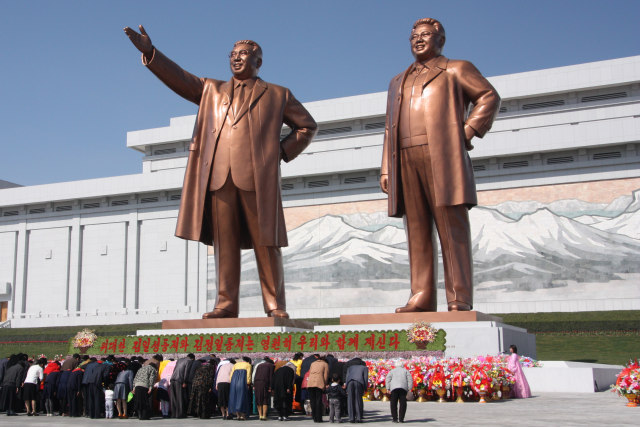 Patung Kim Il Sung dan Kim Jong Il. Foto: Wikimedia Commons