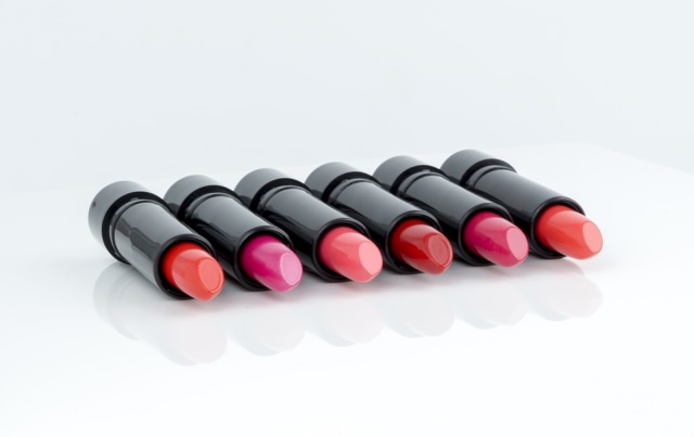 Tips Membetulkan Lipstik Patah dan Makeup yang Pecah (53747)