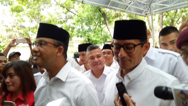 Anies-Sandi saat tiba di DPP Gerindra. (Foto: D.N Mustika Sari/kumparan)