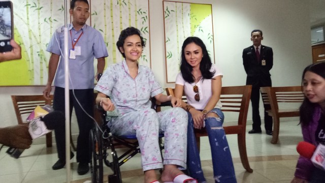 Yuni jenguk Julia Perez di RS Cipto (Foto: Prabarini Kartika/kumparan)