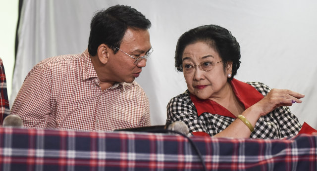 Ahok sedang berbicara dengan Megawati. Foto: Antara/Hafidz Mubarak A.