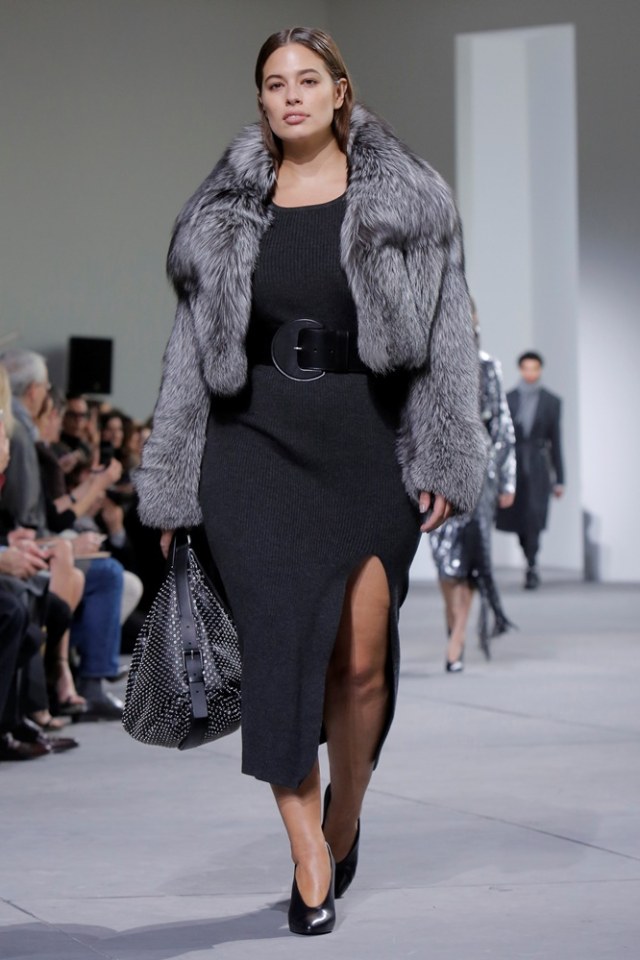 Ashley Graham di New York Fashion Week. (Foto: Andrew Kelly/Reuters)
