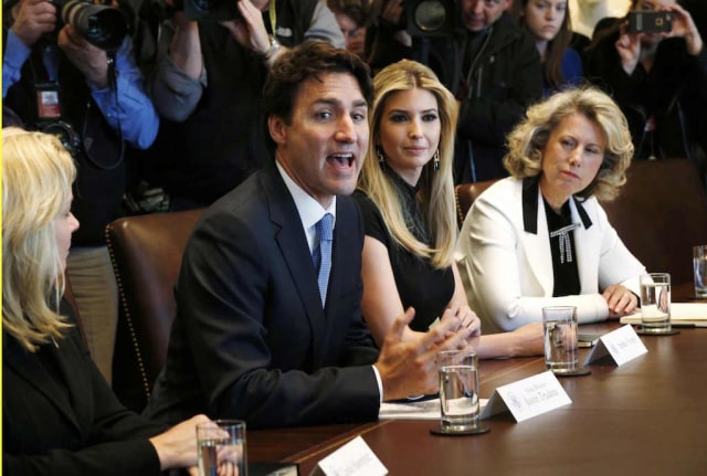 Justin Trudeau dan Ivanka Trump satu meja (Foto: REUTERS/Kevin Lamarque)