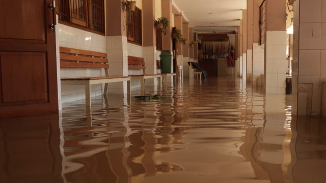 Air memasuki lorong sekolah SMAN 8 Jakarta. (Foto: Fanny Kusumawardhani/kumparan)