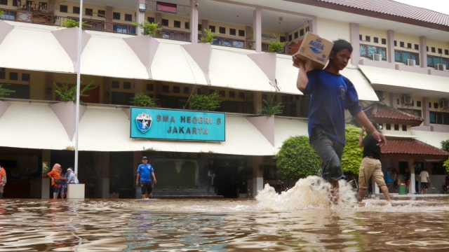 SMA 8 Jakarta jadi langganan banjir. (Foto: Fanny Kusumawardhani/kumparan	)