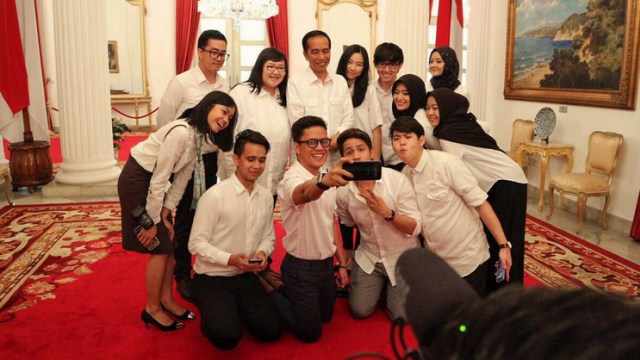 Jokowi bersama youtubers di Istana. (Foto: Twitter @jokowi)