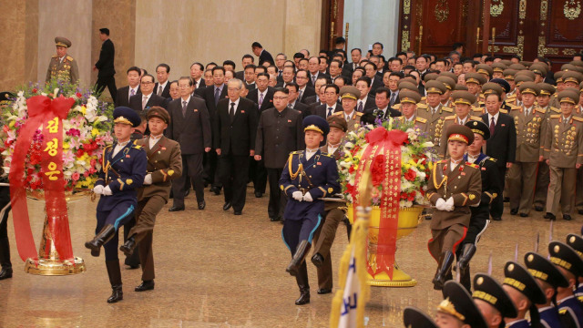 Kim Jong Un di Istana Kumsusan. (Foto: KCNA/Handout via REUTERS)