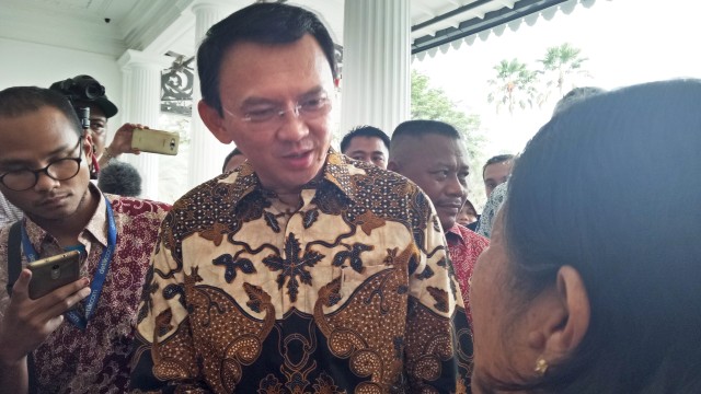 Ahok mendengarkan keperluan warga di Balai Kota. (Foto: Nadia Jovita/kumparan)