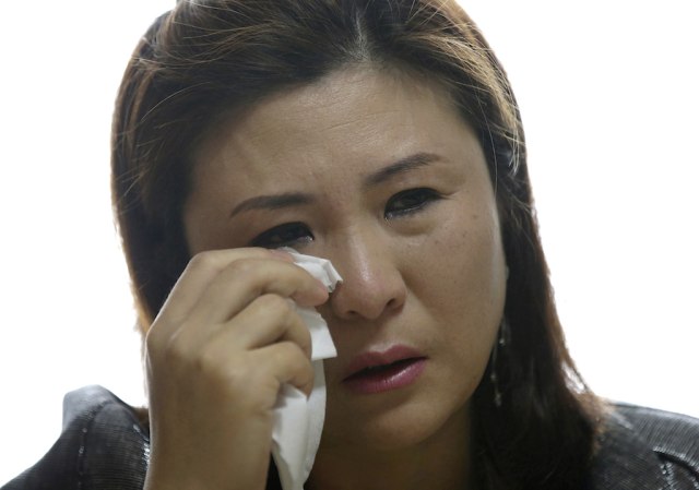 Intel wanita Korut Won Jeong-hwa menangis (Foto: Lee Jin-man/AP Photo)
