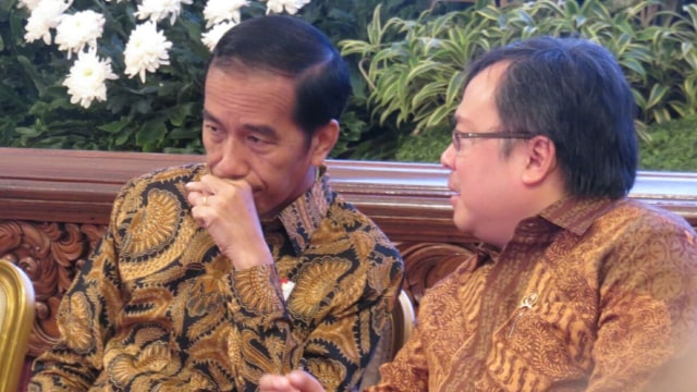 Jokowi sedang berdialog dengan Bambang. (Foto: Yudhistira Amran Saleh/kumparan)