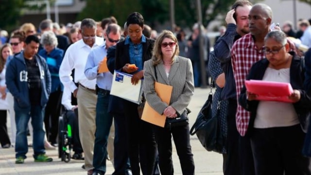 Para pencari kerja mengikuti job fair di New York (Foto: Reuters/Shannon Stapleton)