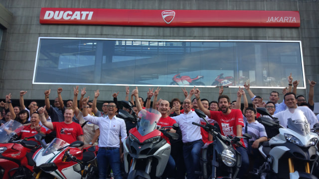 Foto bersama CEO Ducati Claudio Domenicali (Foto: Gesit Prayogi/Kumparan.com)