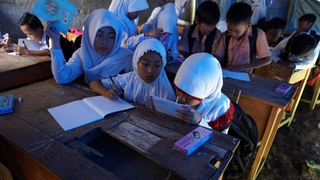 Para murid sekolah terpal. (Foto: Aditia Noviansyah/kumparan)