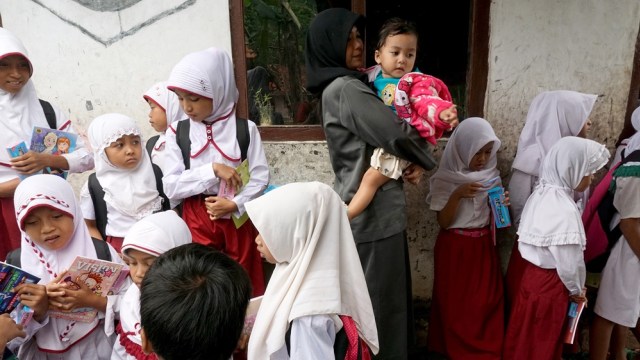 Murid dan guru sekolah terpal. (Foto: Aditia Noviansyah/kumparan)