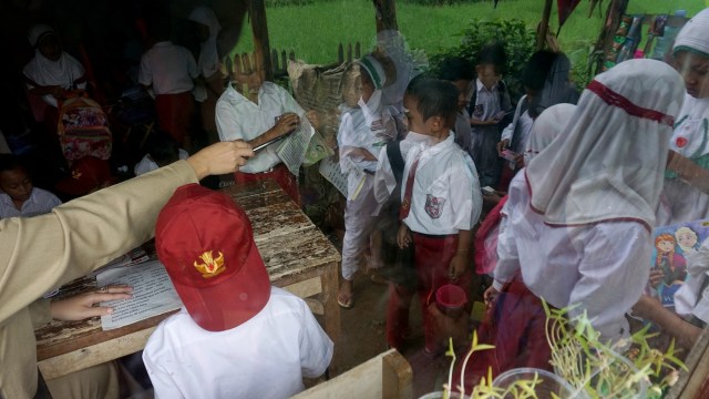 Para murid sekolah terpal belajar penuh semangat. (Foto: Aditia Noviansyah/kumparan)