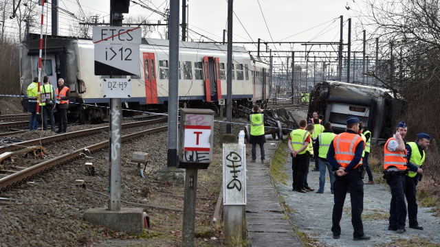 Kereta terguling di Leuven 1 tewas 20 luka (Foto: Eric Vidal/Reuters)