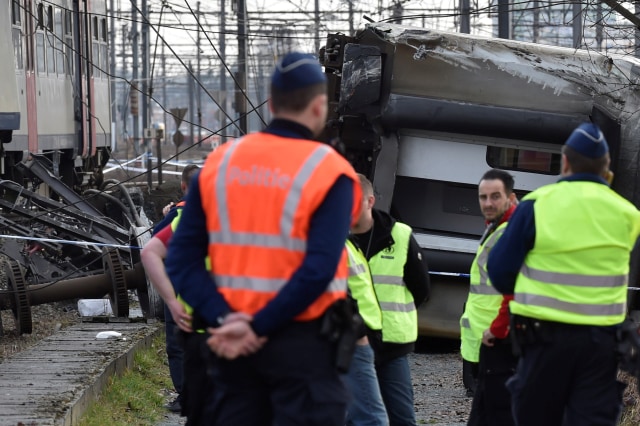 Kereta terguling di Belgia (Foto: Eric Vidal/Reuters)