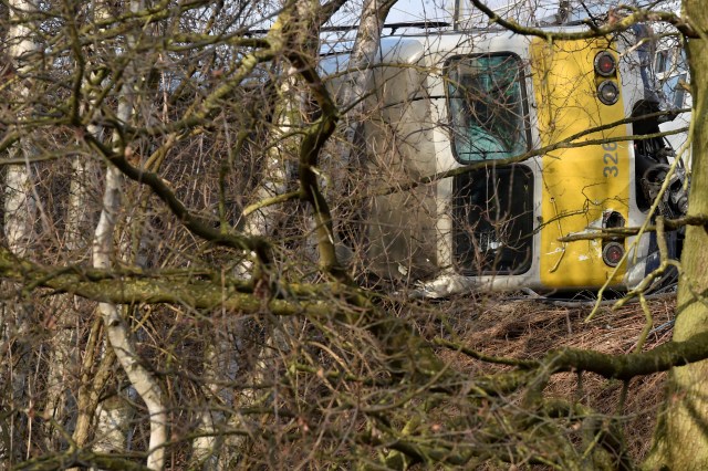 Kereta terguling di Belgia (Foto: Eric Vidal/Reuters)