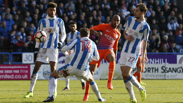 Fabian Delph dikelilingi pemain Huddersfield. (Foto: Andrew Yates/Reuters)