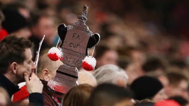 Replika Piala FA dari suporter Middlesbrough (Foto: Scott Heppell/Reuters)